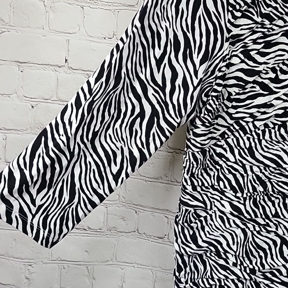 Chico's Zebra Print Ruched Stretch Knit 3/4 Sleeve Top Black White Size 2 Blouse - Picture 6 of 8